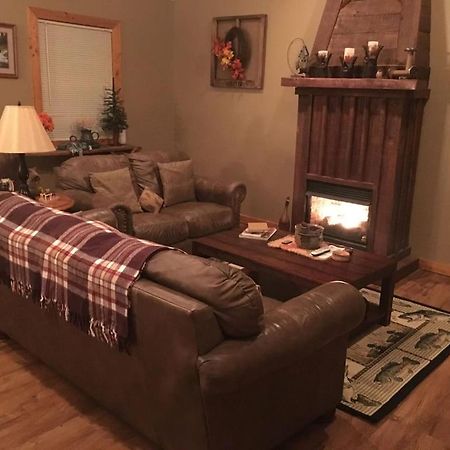 Gas Fireplace, Firepit, And Cedar Adirondack Chair Spencer Eksteriør bilde