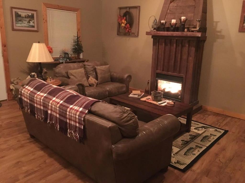 Gas Fireplace, Firepit, And Cedar Adirondack Chair Spencer Eksteriør bilde
