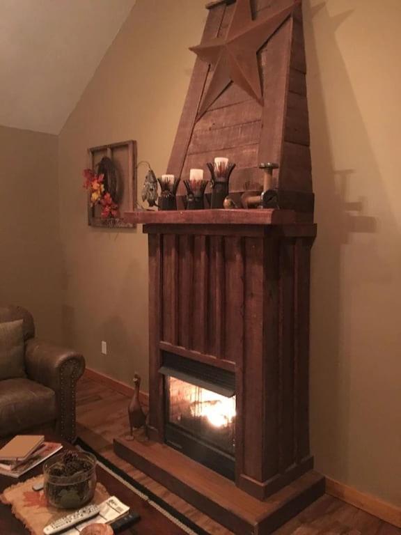 Gas Fireplace, Firepit, And Cedar Adirondack Chair Spencer Eksteriør bilde