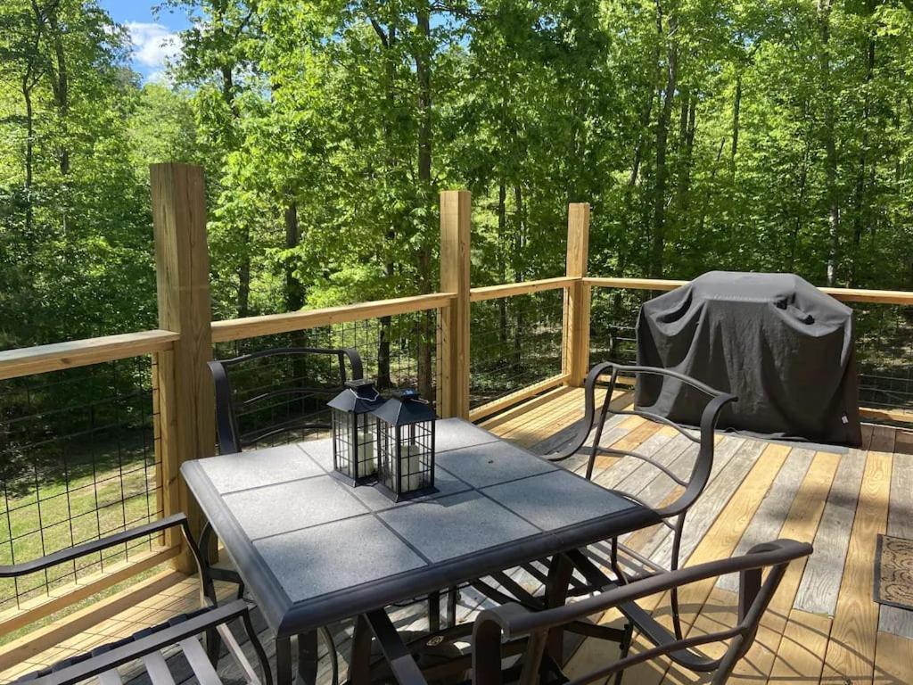 Gas Fireplace, Firepit, And Cedar Adirondack Chair Spencer Eksteriør bilde